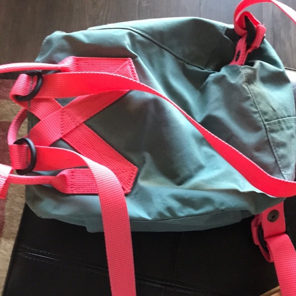 Fjallraven Kaken mini - Frost Green/Pink - Picture 3 of 5